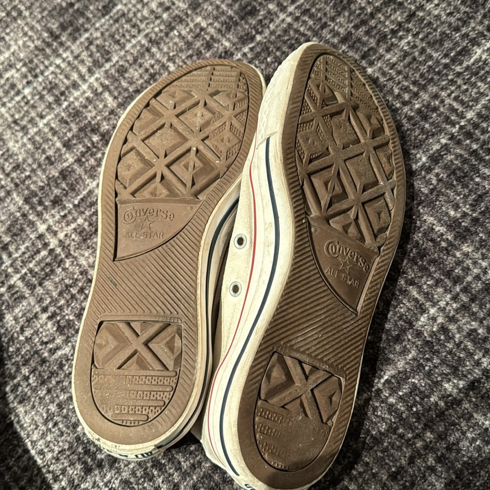 White converse - gently used - Picture 4 of 4